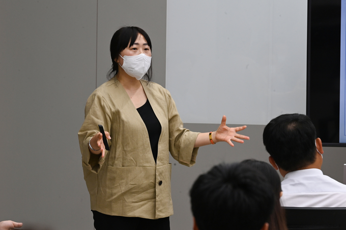 백경미 한양대학교 한국어문화원 책임연구원이 27일 경기신문 본사 1층 대회의실에서 경기신문 직원들을 대상으로  ‘공공언어의 필요성과 언론의 역할’이라는 주제로 강의하고 있다. (사진=경기신문)