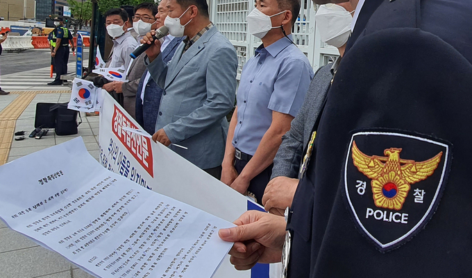 '전국현장 경찰관 일동'이라고 밝힌 경찰들이 27일 정부서울청사 앞에서 행안부 경찰국 신설을 반대하는 '경찰독립선언문' 발표 기자회견을 하고 있다. (사진=연합뉴스 제공)