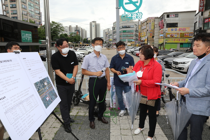 군포 금정역 복합개발사업 설명을 듣고 있는 인수위.(사진=군포시장직 인수위 제공)