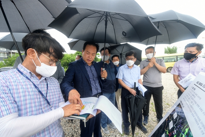 오산시장 당선인(이권재)과 인수위가 세교 둘레길(서동저수지~독산성) 사업현장을 파악을 하고있다.(사진=오산시장직 인수위 제공)