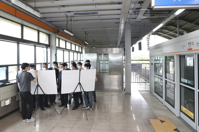 이동환 고양시장 인수위가 대곡역사를 찾아 브리핑을 받고있다.(사진=고양특례시장 인수위원회 제공)