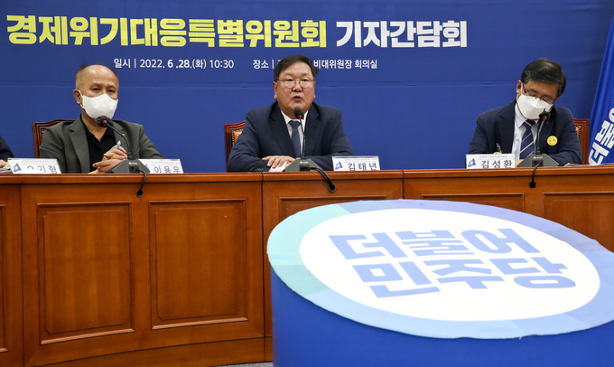 28일 오전 국회에서 열린 더불어민주당 경제위기대응특별위원회 기자간담회에서 김태년 위원장이 발언하고 있다. (사진=연합뉴스 제공)