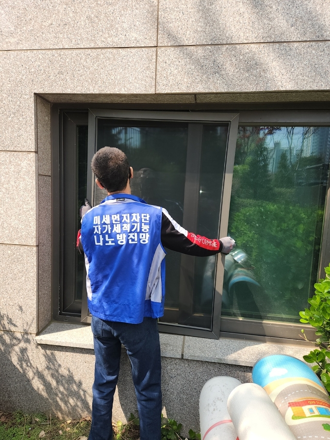 구리시가 관내 환경취약계층 이용 시설(경로당 및 노인요양시설)에 ‘미세먼지 차단 방진망’을 설치했다.(사진=구리시 제공)