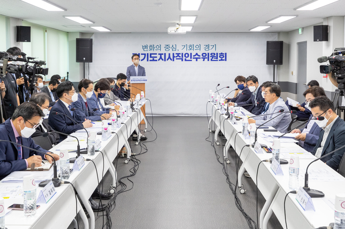김동연 경기도지사 당선인이 지난 23일 오병권 경기도지사 권한대행, 실‧국장 등과 제2차 비상경제대책회의를 진행하고 있다. (사진=인수위 제공)(사진=인수위 제공)