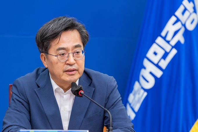 김동연 경기도지사 당선인은 “대한민국의 구조적 문제 해결의 첫걸음은 정치교체가 돼야 한다”며 “민주당이 가진 기득권부터 내려놓으면서 솔선하고 성찰과 반성을 통해 변화와 개혁의 모습을 보여주는 것이 중요하다”고 정치교체 의지를 거듭 피력했다. (사진=인수위 제공)
