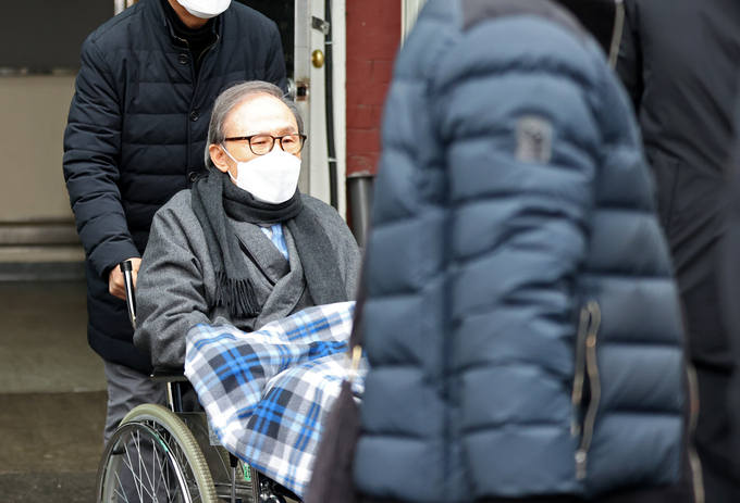 이명박 전 대통령이 지난해 2월 서울 종로구 서울대학교병원에서 퇴원하고 있다. 이 전 대통령은 서울동부구치소 수감 도중 기저질환 치료를 위해 50여일 간 병원에서 치료를 받아왔다. (사진=연합뉴스 제공)