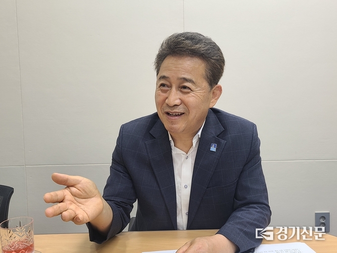 이재준 수원특례시장 당선인의 공약 실현을 위한 인수위의 업무 경과를 설명하는 수원시장직 인수위원회 성열학 위원장. (사진=정창규 기자)
