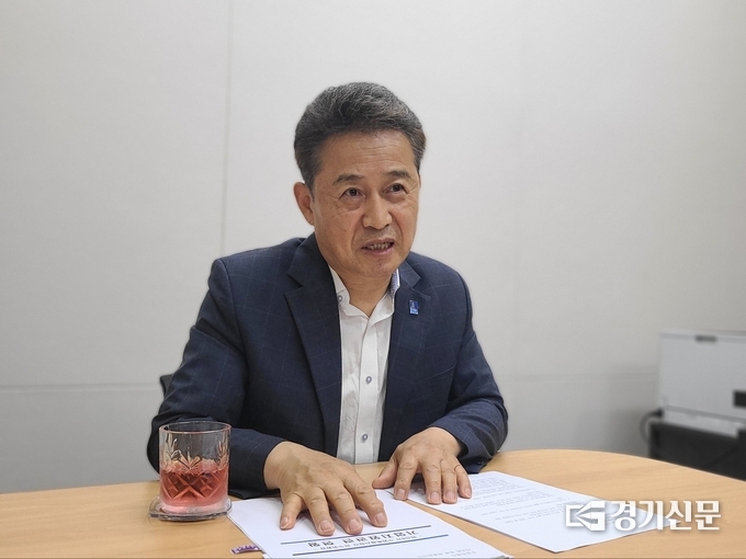 이재준 수원특례시장 당선인의 공약 실현을 위한 인수위의 업무 경과를 설명하는 성 위원장. (사진=정창규 기자)