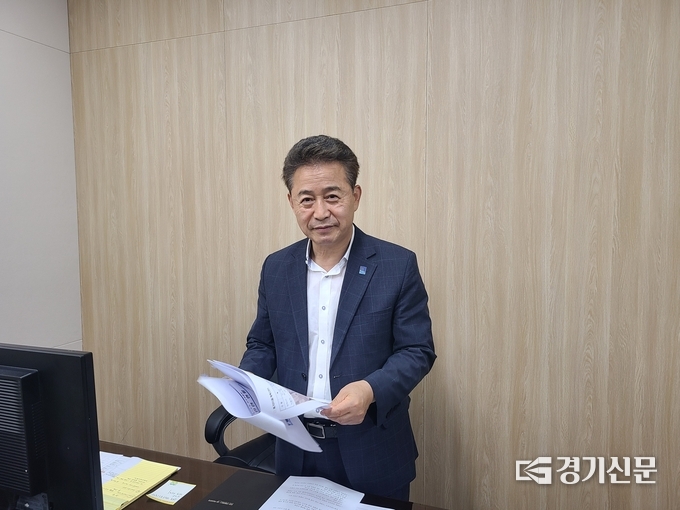 취재진에게 인수위원장으로서의 소감을 말하고 있는 성 위원장. (사진=정창규 기자)