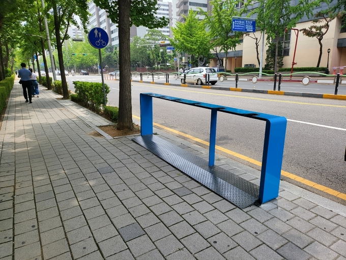 설치된 개인형 이동수단 전용거치대 모습.(사진=안양시 제공)