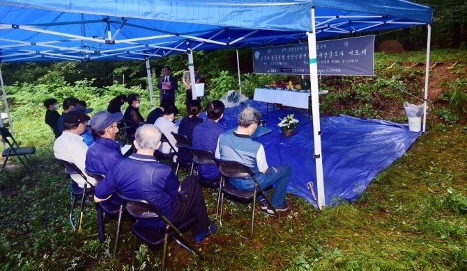 한국전쟁기에 희생당한 민간인 유해발굴사업에 앞서 개토제를 개최하고 있다.(사진= 김포시 제공)
