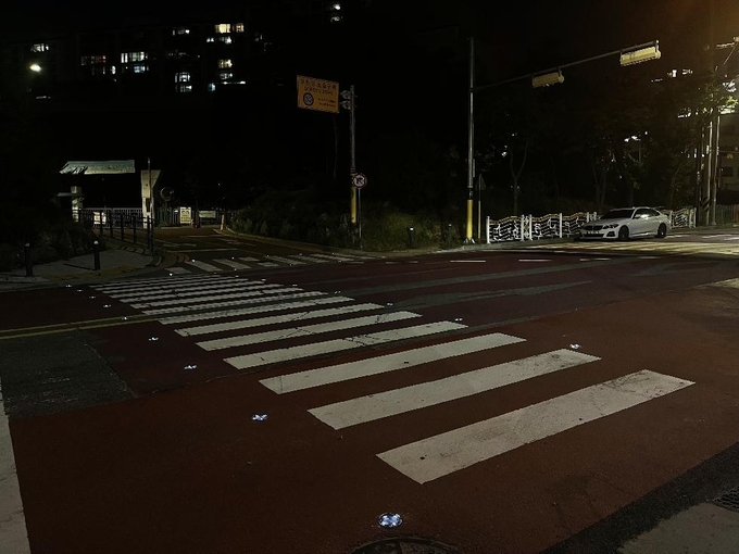 활주로형 LED 조명이 설치된 횡단보도.(사진=용인시 제공)