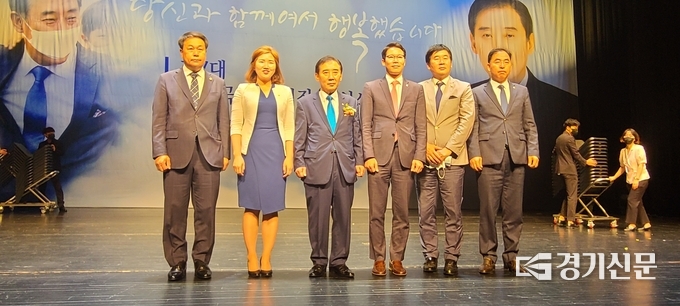마지막 기념촬영하기 전 박 시장은 민선7기에 함께 활동한 시의원들과 도의원 중 퇴임식에 참석한 사람들을 불러 함께 사진을 찍었다. 왼쪽부터 조용춘 전반기 포천시의회 의장, 손세화 후반기 포천시의회 의장, 박윤국 포천시장, 임종훈 후반기 포천시의회 운영위원장, 강준모 전반기 포천시의회 부의장, 이원웅 경기도의회 의원. (사진=문석완 기자)