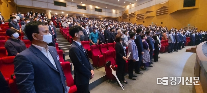 900여명의 시민들이 박윤국 시장의 퇴임을 아쉬워하며 참석하였다. (사진=문석완 기자)