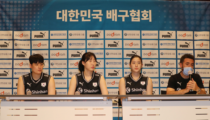 한국배구연맹(KOVO)이 한국 배구대표팀의 2024년 파리올림픽 출전 가능성을 높이기 위해 대한배구협회에 총 2억3천만원을 지원하기로 했다. 사진은 2022 발리볼네이션스리그(VNL) 여자대회 출전을 앞두고 열린 여자 대표팀 미디어데이 모습. (사진=연합뉴스)