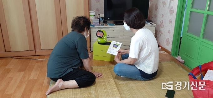 안성시보건소 방문건강관리 전담인력이 집중관리 대상자를 방문하여 폭염 대응 수칙을 교육하고 있다.(사진=안성시 제공)