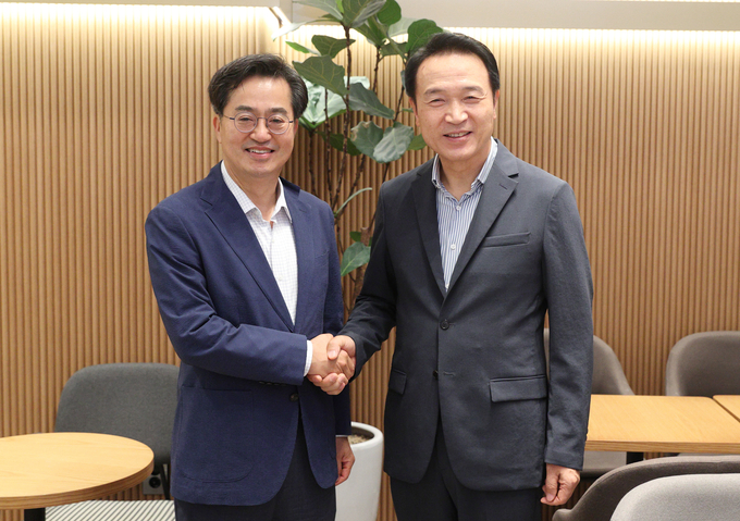 민주당 소속의 김동연 경기도지사 당선인과 보수 진영의 임태희 경기도교육감 당선인이 경기도 ‘교육 협치’를 위해 손을 맞잡기로 했다. (사진=경기도지사직·경기도교육감직 인수위원회 제공)