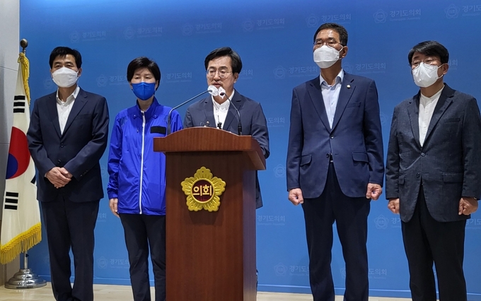 김동연 경기도지사 당선인은 후보 시절인 지난 5월27일 경기도의회에서 열린 교육 공약 발표 기자회견에서 “신도시와 대규모 택지 중심으로 학령인구가 늘어나고 있다”며 “적기 학교 증설을 통해 과밀학급 문제를 해소해 교육 기본권을 보장하겠다”고 밝혔다. (사진=김혜진 기자)