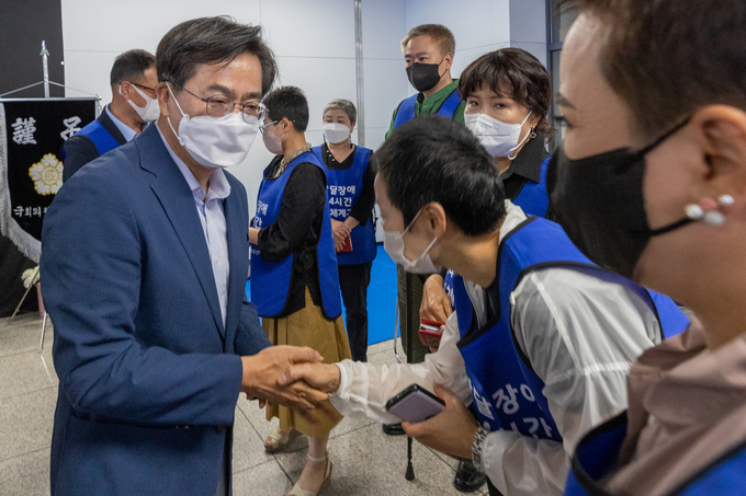 지난 15일 김동연 경기도지사 당선인은 발달장애인 분향소를 방문했다. (사진=인수위 제공)