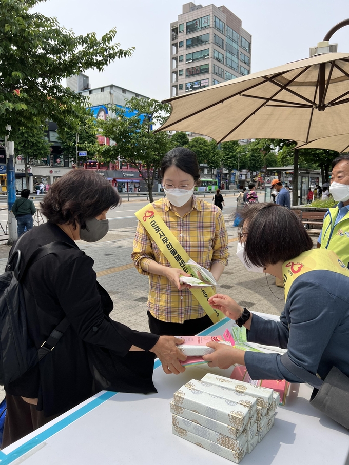 군포시 공무원들이 시민들에게 복지사각지대 위기가구 발굴 홍보물을 전달하고 있다.