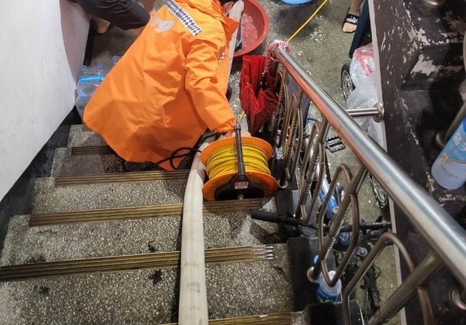 배수작업 중인 소방대원. ( 사진 = 인천소방본부 제공 )
