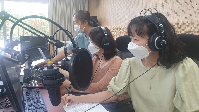시민라디오제작단이 장애인을 위한 오디오북 제작 작업을 하고 있다. (사진=성남문화재단 제공)