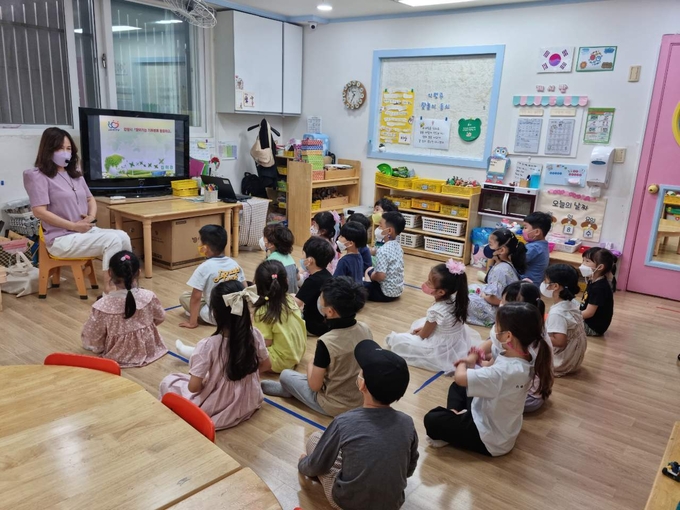 안양시가 운영하는 '찾아가는 기후변화 환경학교'에 유치원생들이 교육을 받는 모습.(사진=안양시 제공)