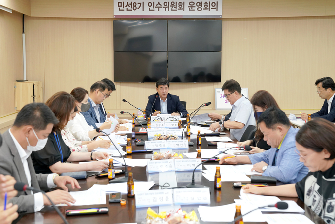 방세환 광주시장 당선자는 인수위원회가 5대 시정목표와 17개 전략, 90개 공약 등 실천과제를 보고받고있다.(사진=광주시 제공)