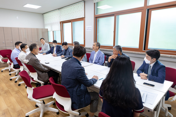 수원특례시장직 인수위원회(부위원장 김호진)가 29일 경기도지사직 인수위를 찾아 수원군공항 이전에 대한 간담회를 갖고 건의사항을 전달했다. (사진=인수위 제공)