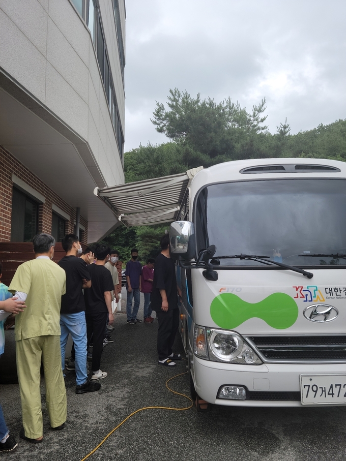 광주시보건소가 면역력이 약한 취약계층 어르신과 장애인, 노인복지시설 등을 대상으로 결핵 이동검진’을 실시하고 있다.(사진=광주시 제공)