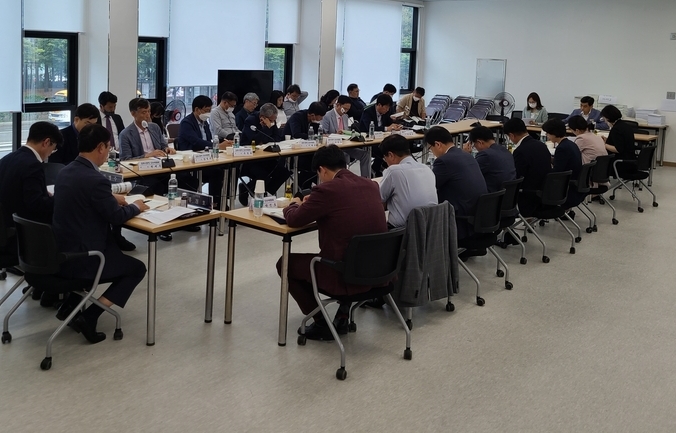 민선8기 시정계획 및 공약실천계획을 보고하고 있다. (사진=인수위원회 제공)