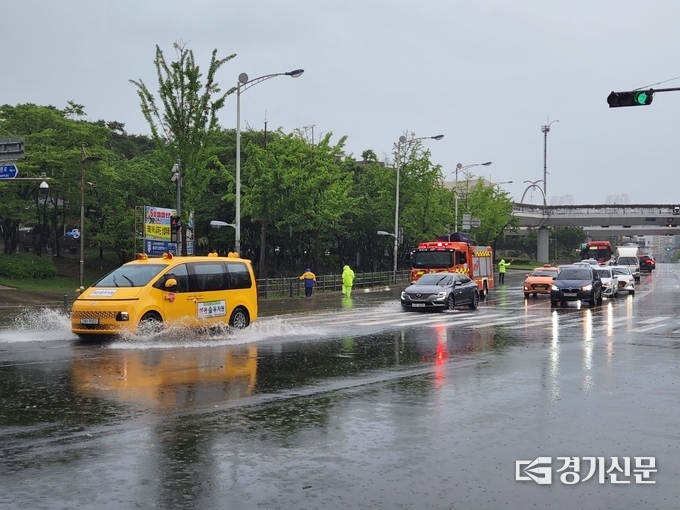 수원시 팔달구 수원월드컵경기장 앞 왕복 6차선 도로에는 배수구가 한 때 막혀 물이 차 올랐다. 광교신도시 웰빙타운 일대도 오전 한때 진입로 일부가 침수돼 이 지역을 지나는 차량 이용에 불편을 겪었다. (사진=김세영 기자)