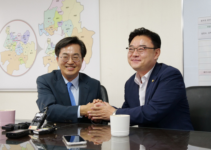 김 도지사는 인수위 출범식에 앞서 국민의힘 경기도당 김성원 위원장을 만나 국민의힘 측 인사 2명의 인수위 참여를 요청했고, 김 위원장이 이를 수용했지만 결국 인수위 종료까지 참여하지 않으면서 협치의 첫 단추를 꿰지 못하게 됐다. (사진=인수위 제공)