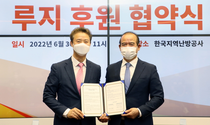 동계스포츠 루지 후원 협약식 후 탁현수 한난 부사장(사진 왼쪽)과 임순길 (사)대한루지경기연맹 부회장이 기념촬영을 하고 있다. (사진=한국지역난방공사 제공)
