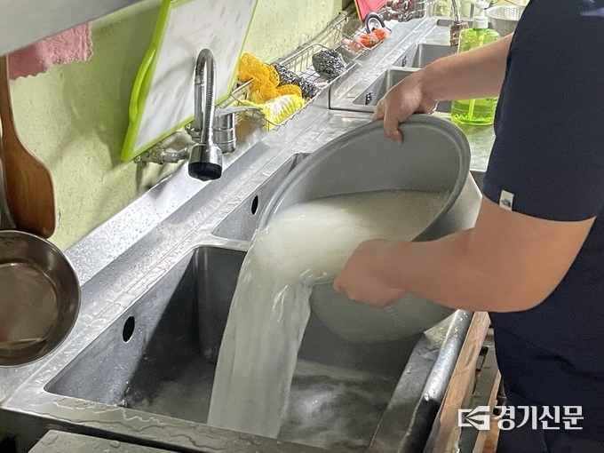 30일 오전 경기도 안양 소재 유쾌한무료급식소의 한 관계자가 오후 배식을 위해 밥을 짓고 있다. (사진=강현수 기자)