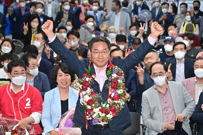 지난 1일 유정복 인천시장 당선인이 자신의 선거사무소에서 인천시장 선거 당선을 확정지은 뒤 환호하고 있다. ( 사진 = 연합뉴스 제공 )