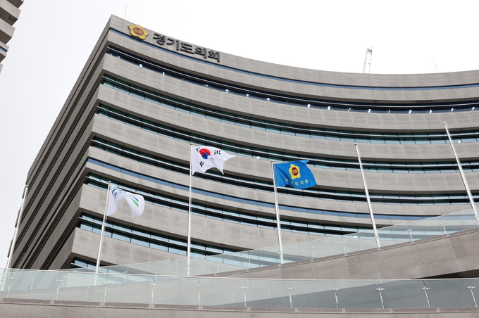 경기도의회가 30일 도의회‧경기도‧도교육청 3개 기관의 화합과 협력을 상징하는 ‘경기융합타운 통합 국기 게양대’ 첫 게양을 실시했다.(사진=경기도의회 제공)