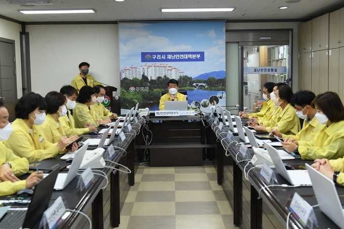 구리시 재난안전대책본부 회의에 참석한 백경현 구리시장.(사진=구리시 제공)