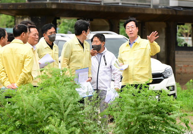 정명근 화성시장이 1일 취임식을 취소하고 관내 집중호우 피해지역을 현장 점검으로 첫 행보를 시작했다.(사진=화성시청 제공) 