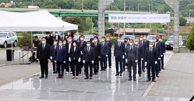 제9대 시흥시의회 의원들이 1일 오전 8시 논곡동 현충탑을 방문해 참배했다.(사진=시흥시의회 제공)