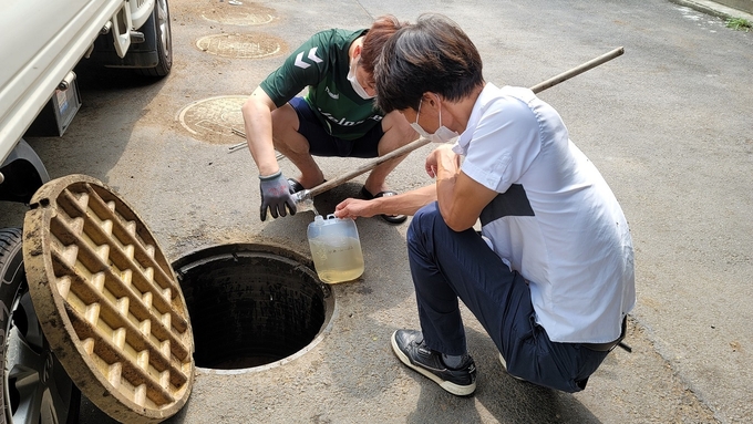 파주시 관계자가 장마철 대비 폐수 정화 방류 시설에 대한 점검을 하고 있다.(사진=파주시 제공)
