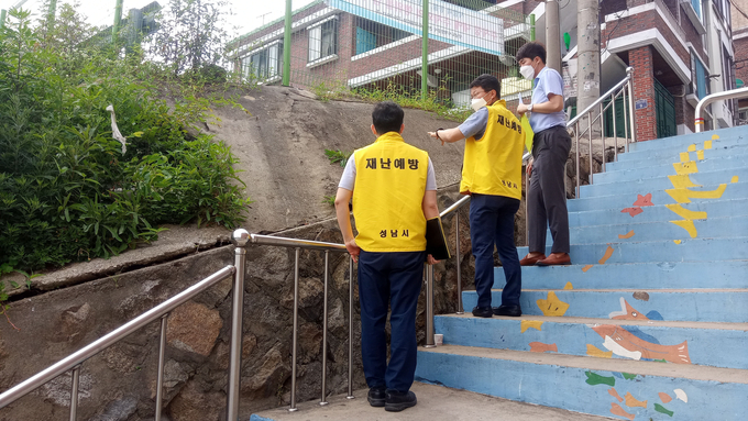 지난해 6월 지역 시설물에 대한 안전 점검을 학소 있다. (사진=성남시 제공)