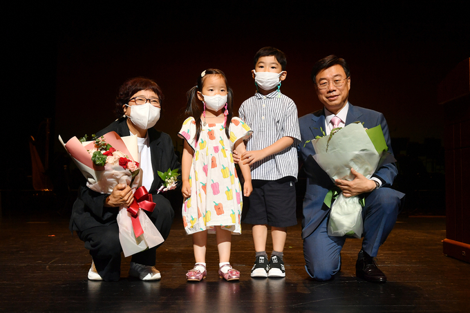신상진 성남시장이 민선 8기 취임식에서 어린이들과 기념사진을 찍고 있다. (사진=성남시 제공)