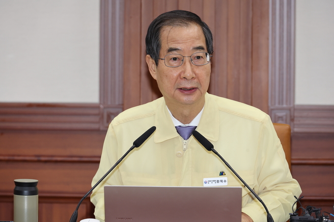 한덕수 국무총리가 1일 정부서울청사에서 열린 코로나19 대응 중앙재난안전대책본부 회의를 주재하고 있다. (사진=연합뉴스 제공)