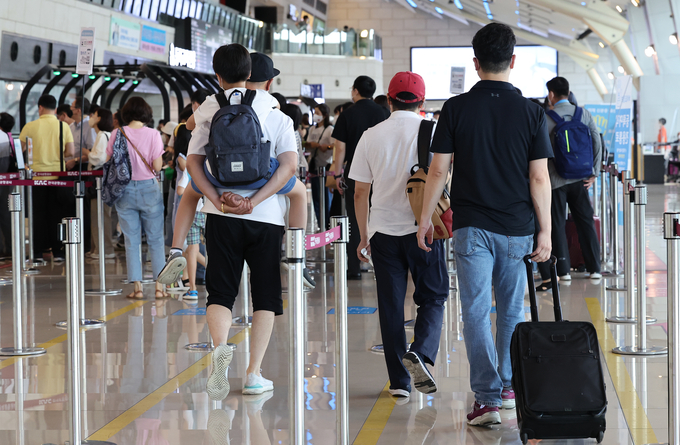 주말을 맞아 1일 서울 강서구 김포공항 국내선 청사에서 이용객들이 탑승장으로 이동하고 있다. (사진=연합뉴스 제공)