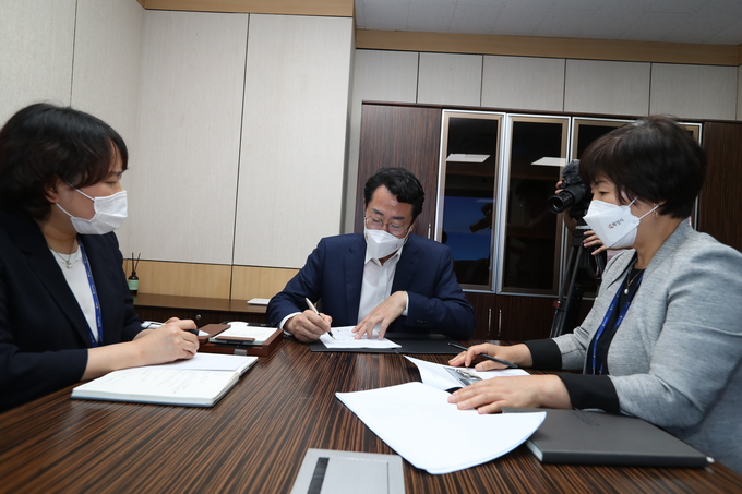 정명근 화성시장이 1호 결재로 지자체 전국 최초 '자살예방 핫라인'을 선택했다( 사진=화성시 제공)