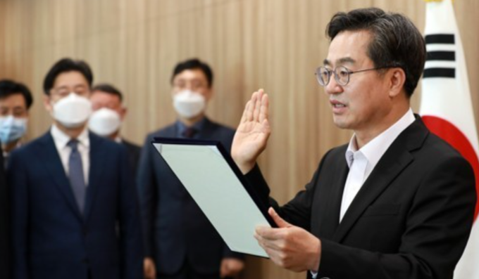 김동연 경기도지사는 민선 8기 임기를 시작한 1일 “실사구시와 공명정대를 기본으로 변화의 중심, 기회의 경기도를 꼭 만들겠다”며 “공직자들과 함께 힘을 합쳐 경기도 발전과 도민 삶을 보다 윤택하게 만들기 위해 최선을 다 하겠다”고 포부를 밝혔다. (사진=연합뉴스 제공)