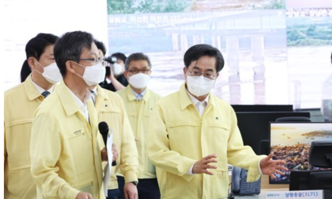 도청에 입성한 김 지사는 곧바로 청사 2층 경기도 재난안전대책본부를 찾아 집중호우 피해 및 복구 상황을 보고 받았다. (사진=연합뉴스 제공)