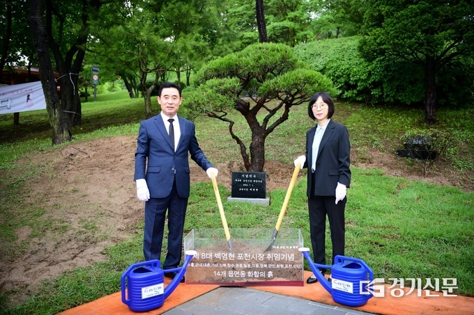 충혼탑 참배 후 기념식수를 하였다. (사진=포천시 제공)