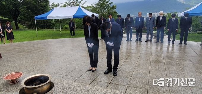 백영현 포천시장이 충혼탑에 참배하고 있다. (사진=문석완 기자)